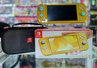 Consola Nintendo Switch Lite color amarillo. Incluye cargador, cargador, estuche, vidrio templado, carcasa acrílica